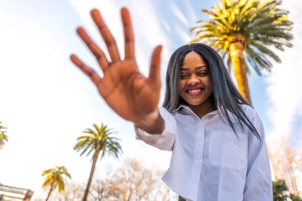 Ung Afrikansk Kvinna Poserar Vita Kläder Tropisk Plats Med Palmer — Stockfoto
