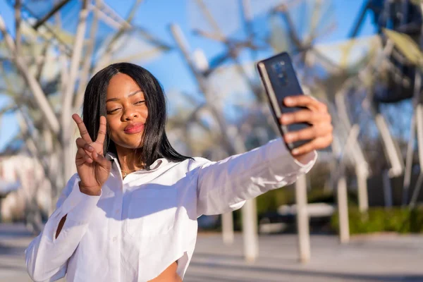 Νεαρή Αφρικανή Λευκά Ρούχα Στην Πόλη Ηλιοβασίλεμα Βιντεοκλήση Κάνοντας Μια — Φωτογραφία Αρχείου