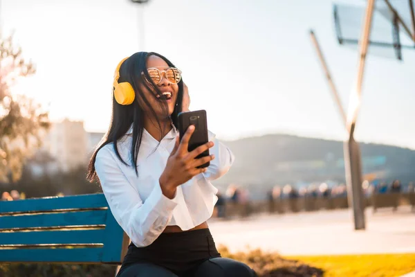 Αφροαμερικανή Γυναίκα Που Ακούει Μουσική Και Χαμογελά Ακουστικά Καλοκαίρι Στο — Φωτογραφία Αρχείου