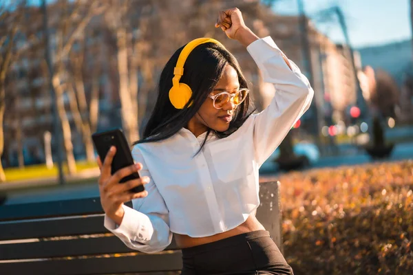 Αφροαμερικανή Γυναίκα Που Ακούει Μουσική Ακουστικά Ηλιοβασίλεμα Στην Πόλη Χορεύει — Φωτογραφία Αρχείου