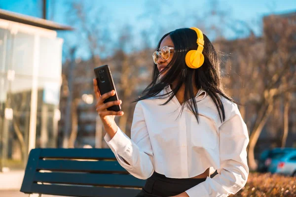 Αφροαμερικανή Γυναίκα Ακούγοντας Μουσική Ακουστικά Στο Ηλιοβασίλεμα Στην Πόλη Αντιγραφή — Φωτογραφία Αρχείου