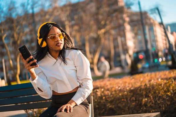 Αφροαμερικανή Γυναίκα Ακούγοντας Μουσική Ακουστικά Στο Ηλιοβασίλεμα Στην Πόλη Αντιγραφή — Φωτογραφία Αρχείου