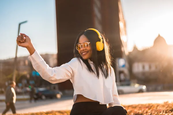 Afroamerikansk Kvinna Lyssnar Musik Med Hörlurar Vid Solnedgången Staden Musik — Stockfoto