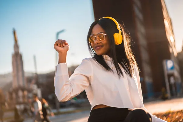 Αφροαμερικανή Γυναίκα Που Ακούει Μουσική Ακουστικά Καλοκαίρι Ηλιοβασίλεμα Στην Πόλη — Φωτογραφία Αρχείου