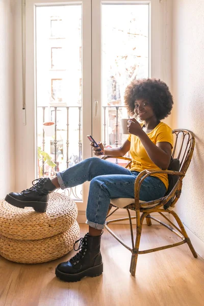 Kobieta Afro Włosami Przy Oknie Pijąca Gorący Napój Kawa Rano — Zdjęcie stockowe