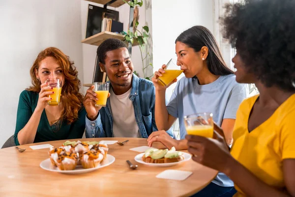 Multiethnische Freunde Beim Frühstück Mit Orangensaft Und Muffins Hause — Stockfoto