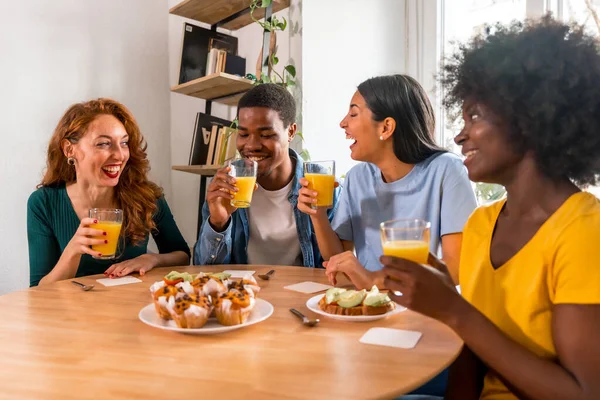 Multiethnische Freunde Beim Frühstück Mit Orangensaft Und Muffins Hause — Stockfoto