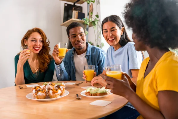 Amigos Multiétnicos Divirtiéndose Desayuno Con Zumo Naranja Magdalenas Casa — Foto de Stock