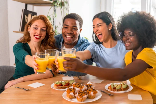 Multi Ethnische Freunde Stoßen Hause Beim Frühstück Mit Orangensaft Und — Stockfoto