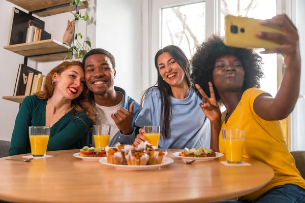 Multiethnische Freunde Beim Frühstück Mit Orangensaft Und Muffins Hause Selfie — Stockfoto