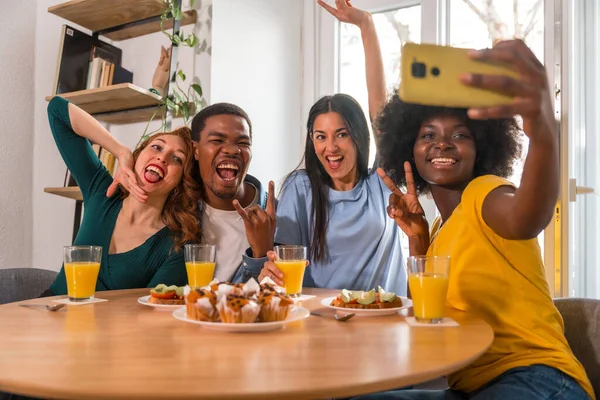 Multiethnische Freunde Beim Frühstück Mit Orangensaft Und Muffins Hause Und — Stockfoto
