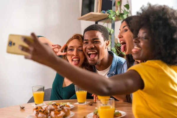 Multiethnische Freunde Beim Frühstück Mit Orangensaft Und Muffins Hause Selfie — Stockfoto