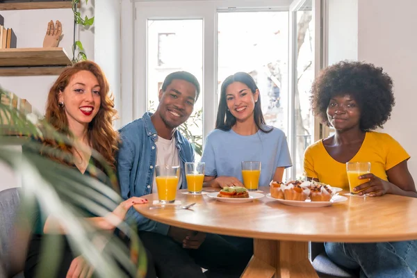 Porträt Multiethnischer Freunde Beim Frühstück Mit Orangensaft Und Muffins Hause — Stockfoto