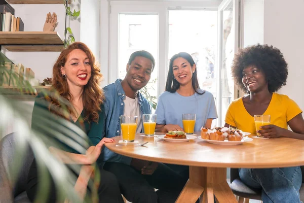 Porträt Multiethnischer Freunde Beim Frühstück Mit Orangensaft Und Muffins Hause — Stockfoto
