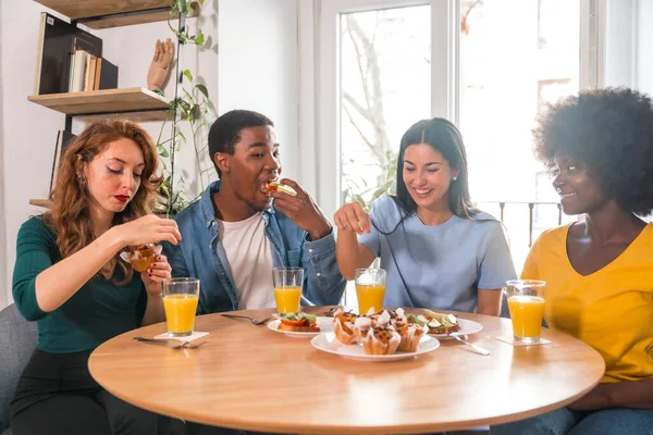 Multiethnische Freunde Beim Frühstück Mit Orangensaft Und Muffins Hause Detail — Stockfoto