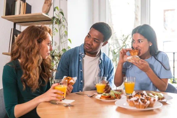 Freunde Bei Einem Frühstück Mit Orangensaft Und Muffins Hause Spaß — Stockfoto