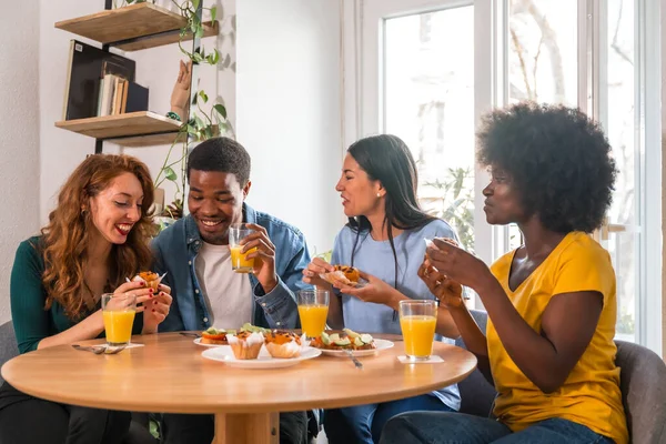 Freunde Bei Einem Frühstück Mit Orangensaft Und Muffins Hause Spaß — Stockfoto