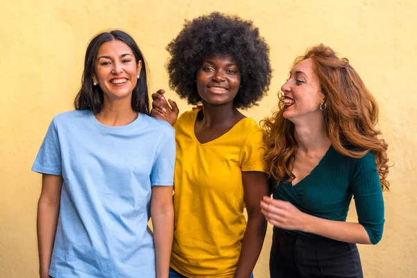 Porträt Schöner Multiethnischer Freundinnen Die Einer Gelben Wand Lächeln — Stockfoto