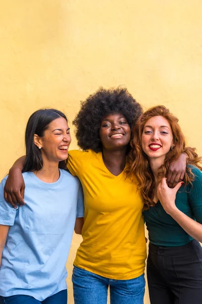 Porträtt Vackra Multietniska Kvinnliga Vänner Ler Gul Vägg Har Roligt — Stockfoto