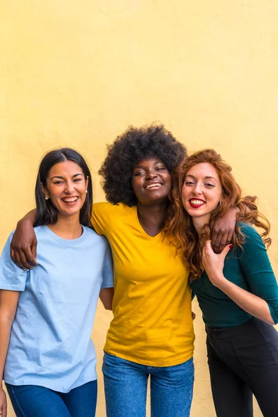 Porträt Schöner Multiethnischer Freundinnen Die Einer Gelben Wand Lächeln Und — Stockfoto