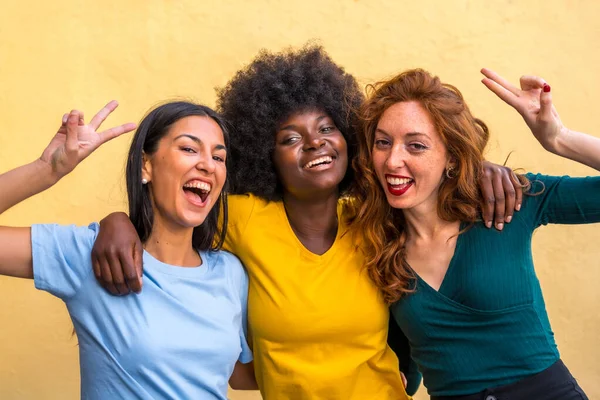 Porträt Schöner Multiethnischer Freundinnen Die Auf Einer Gelben Wand Lächeln — Stockfoto