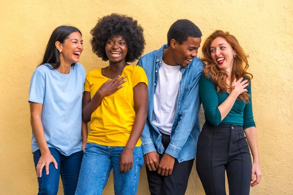 Multi Ethnische Freunde Vor Gelber Wand Mit Spaß Lächelnd Internationale — Stockfoto