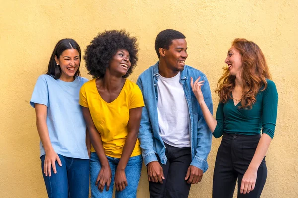 Multi Ethnische Freunde Vor Gelber Wand Mit Spaß Lächelnd Internationale — Stockfoto