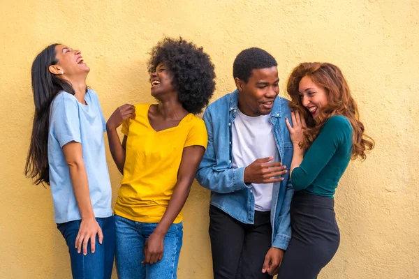 Gruppenporträt Junger Multiethnischer Freunde Vor Gelber Wand Internationale Jugendgemeinschaft — Stockfoto