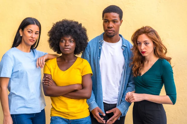 Gruppenporträt Junger Multiethnischer Freunde Gegen Die Gelbe Wand Konzept Der — Stockfoto