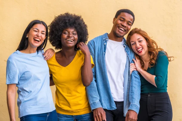 Gruppenporträt Junger Multiethnischer Studentenfreunde Gegen Die Gelbe Wand Konzept Der — Stockfoto