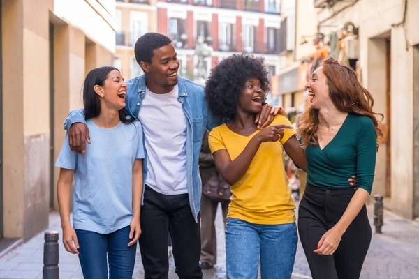 Umarmte Multiethnische Freunde Lächelnd Durch Die Stadt Gehen Lebensstil — Stockfoto