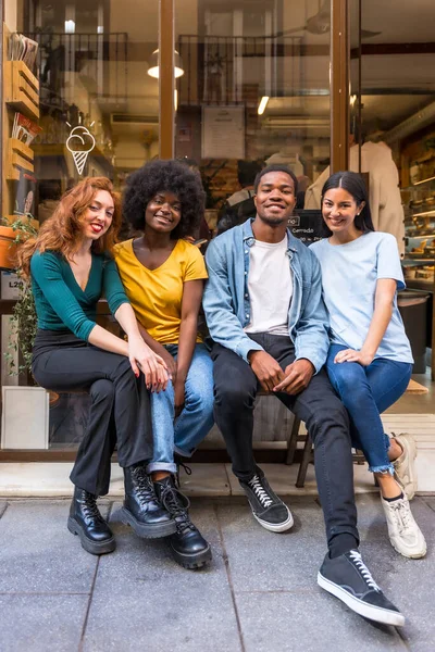 Porträts Multiethnischer Freunde Einem Café Die Der Tür Des Schaufensters — Stockfoto