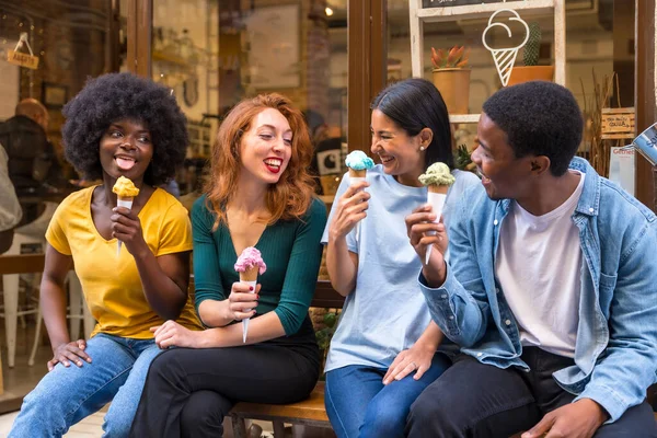 Multi Ethnische Freunde Einer Eisdiele Sitzen Beim Eis Essen Und — Stockfoto