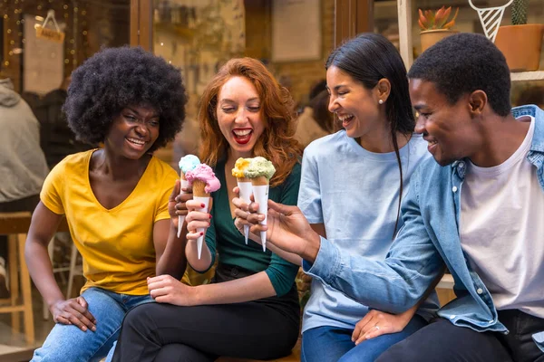 Multi Ethnische Freunde Einer Eisdiele Sitzen Und Ein Eis Essen — Stockfoto