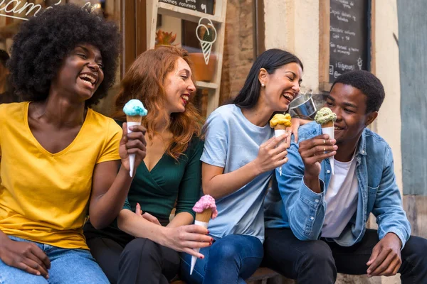 Multi Ethnische Freunde Einer Eisdiele Eis Essen Sommerspaß Lächeln — Stockfoto