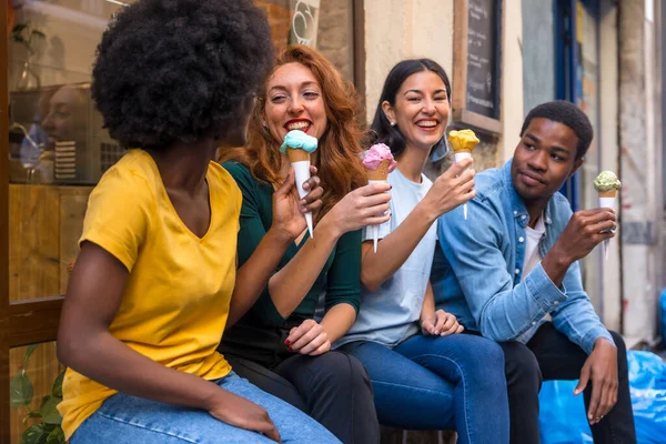 Multi Ethnische Freunde Einer Eisdiele Eis Essen Sommerspaß Einander Lachend — Stockfoto