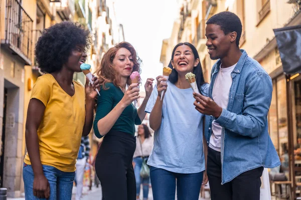 Amigos Multi Étnicos Comendo Cone Sorvete Diversão Verão Andando Pela — Fotografia de Stock