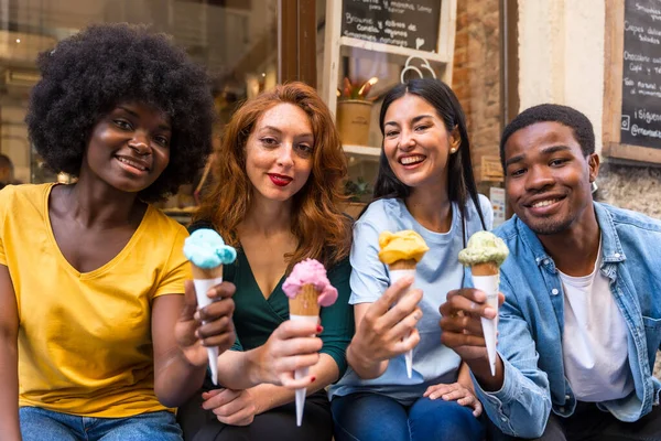 Multi Ethnische Freunde Einer Eisdiele Essen Ein Eis Sommerspaß Blick — Stockfoto
