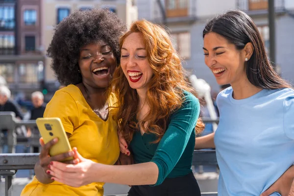 Trzy Wielorasowe Młode Kobiety Ulicy Robią Selfie Mieście Świeżym Powietrzu — Zdjęcie stockowe