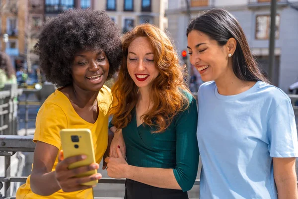 Trzy Wielorasowe Młode Kobiety Robiące Selfie Mieście Koncepcja Przyjaźni Feminizm — Zdjęcie stockowe
