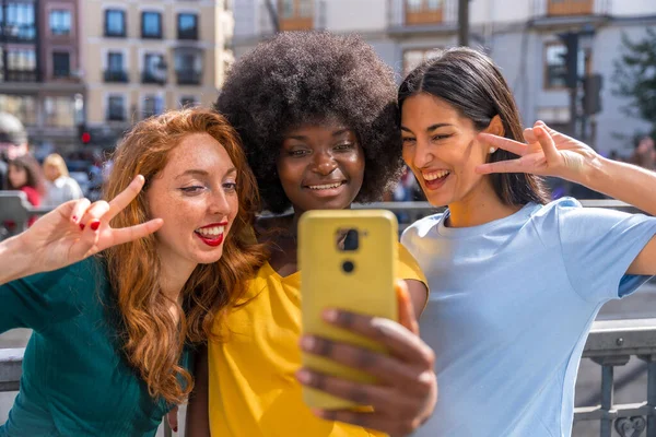 Mujeres Jóvenes Multirraciales Tomando Una Selfie Ciudad Amistad Feminismo —  Fotos de Stock