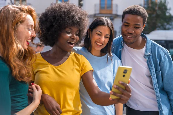Amigos Multiétnicos Felizes Divertindo Fazendo Uma Selfie Grupo Rua Cidade — Fotografia de Stock