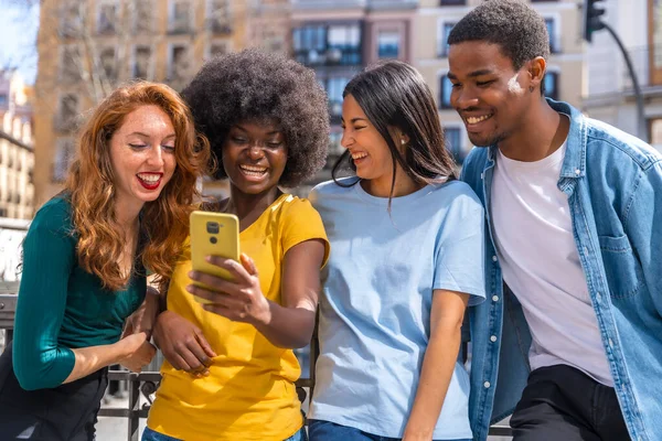 Glada Multietniska Vänner Kul Att Göra Grupp Selfie Stadens Gata — Stockfoto
