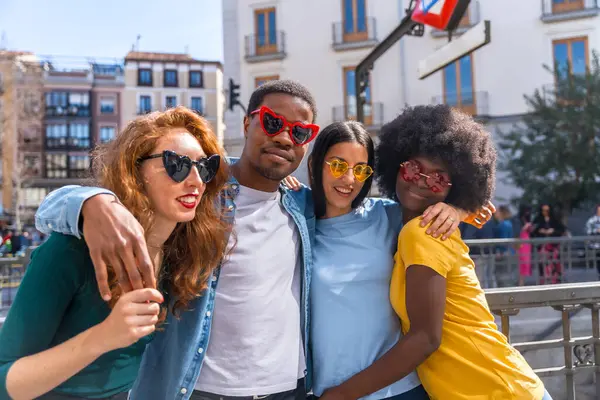 Retrato Amigos Multiétnicos Felizes Usando Óculos Sol Rua Cidade Rindo — Fotografia de Stock