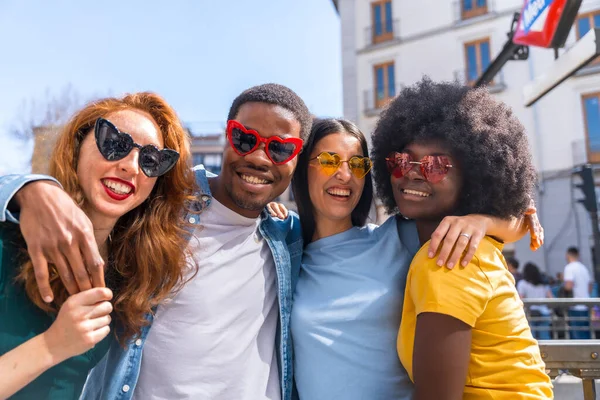 Retrato Amigos Multiétnicos Felizes Usando Óculos Sol Coração Rua Cidade — Fotografia de Stock