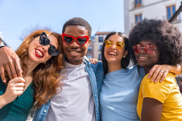 Retrato Amigos Multiétnicos Felizes Usando Óculos Sol Coração Rua Cidade — Fotografia de Stock