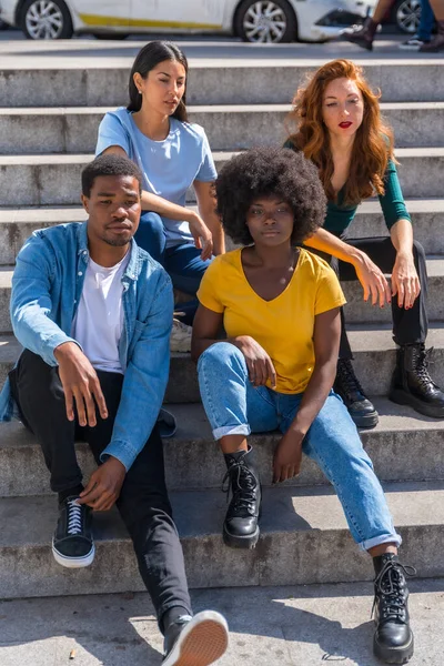 Porträt Glücklicher Multiethnischer Freunde Auf Treppen Der Stadt Junge Models — Stockfoto