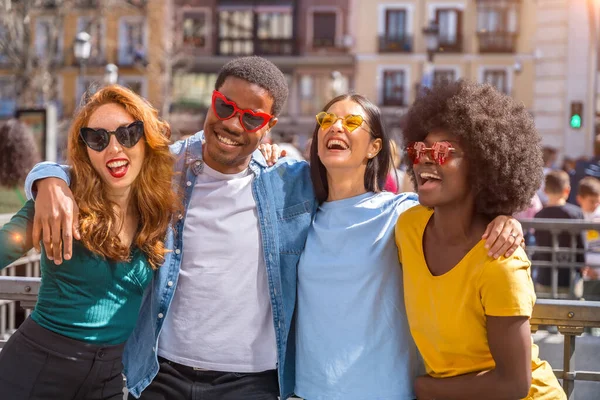 Amigos Multiétnicos Felizes Vestindo Óculos Sol Coração Rua Cidade Pôr — Fotografia de Stock