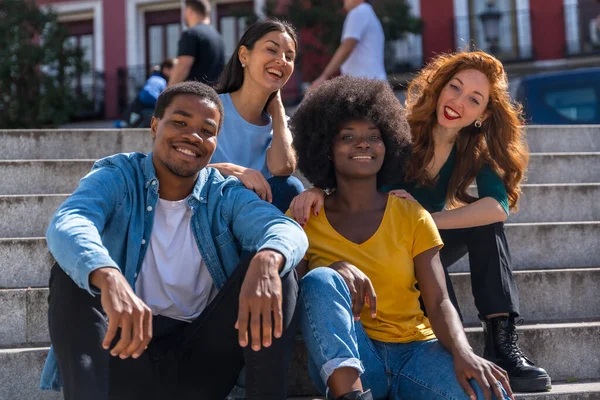 Amigos Multiétnicos Felizes Sentados Nas Escadas Cidade Divertindo Jovens Modelos — Fotografia de Stock