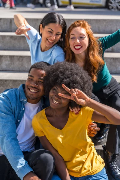 Amigos Multiétnicos Felizes Sentados Nas Escadas Cidade Divertindo Jovens Modelos — Fotografia de Stock